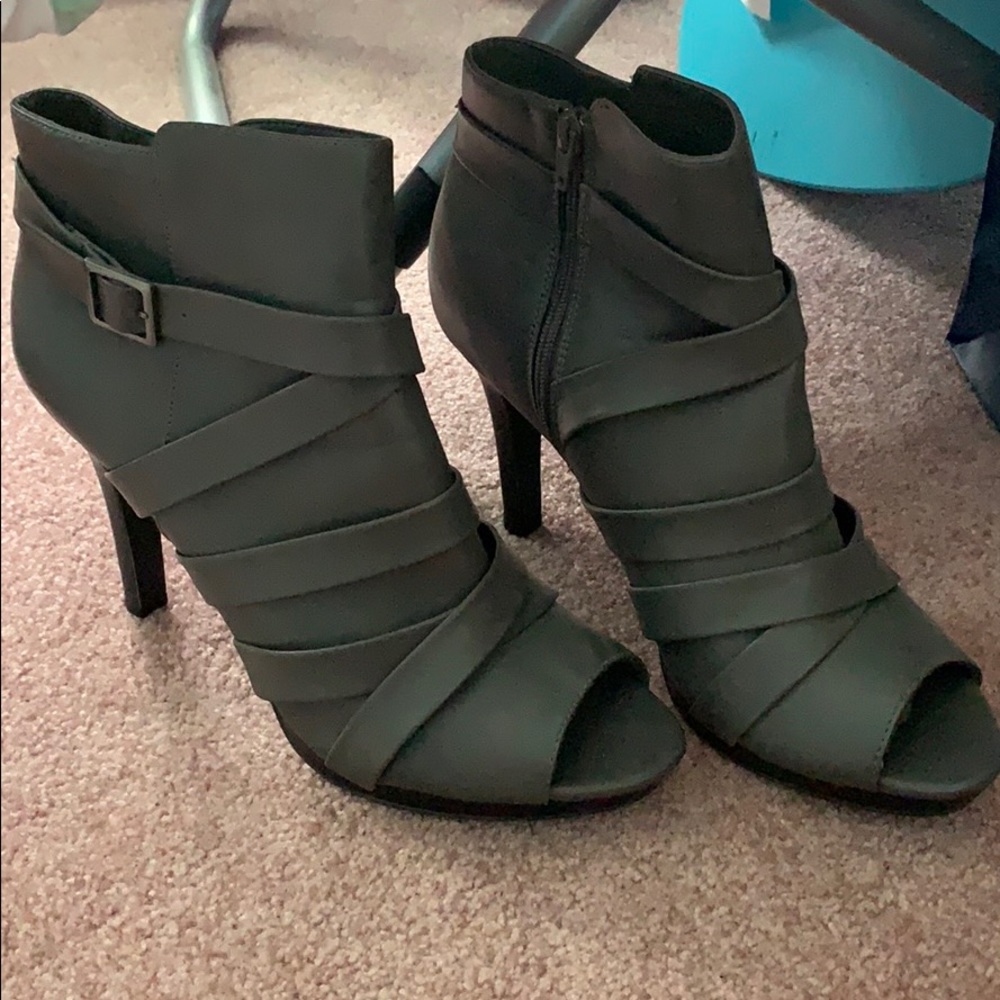 Fioni size 12 grey heels
